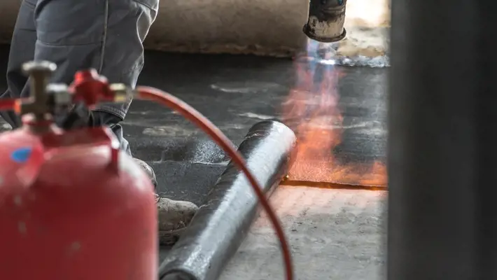 Hur ska de skärpta branschkraven för verktyg som används vid brandfarliga heta arbeten vid tätskiktsarbeten hanteras?