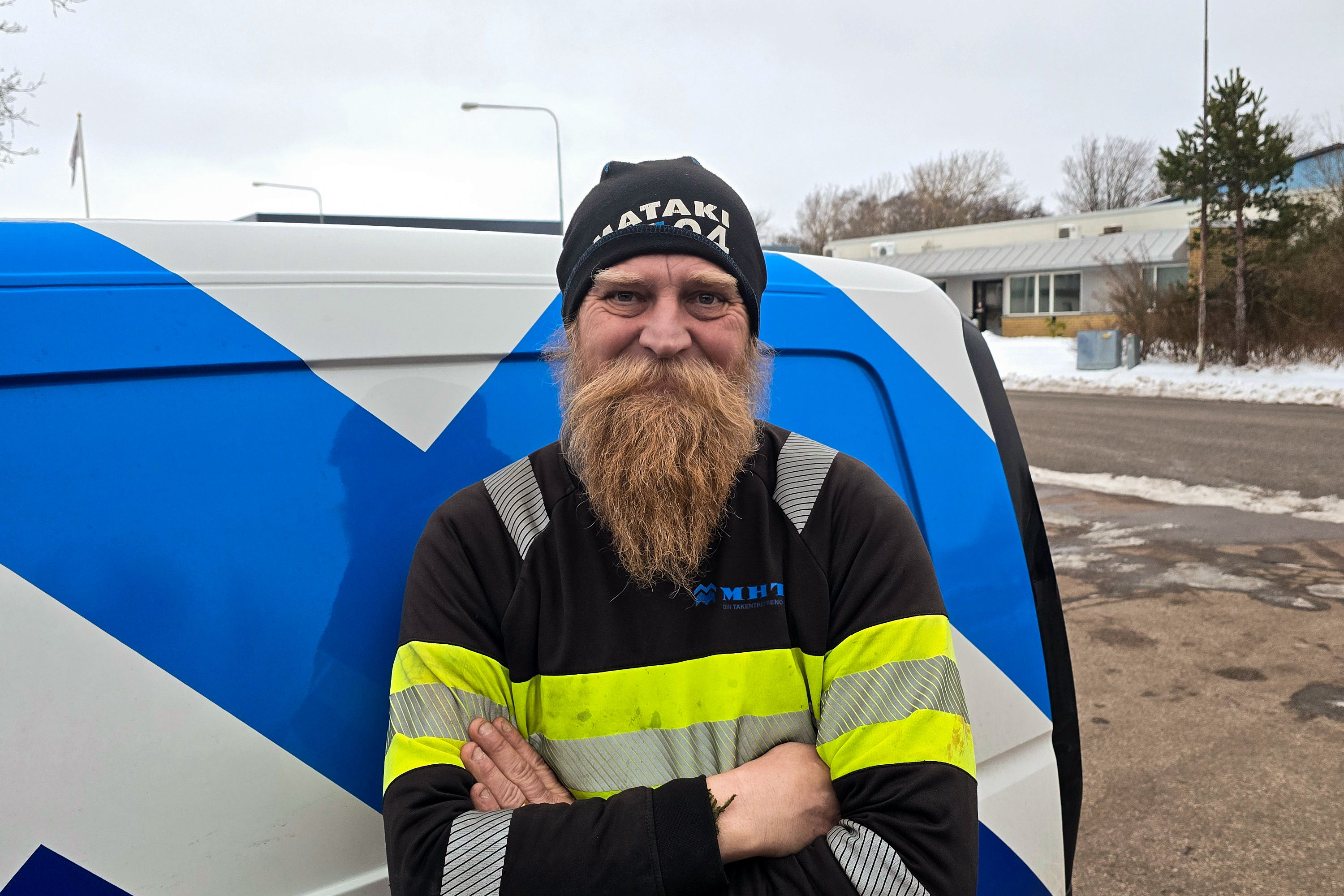 Efter tjugofem år stortrivs han fortfarande som takmontör